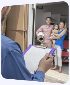 Umzugshelfer mit Checkliste vor einer Familie an der Haustür